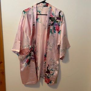 Printed lightweight robe.